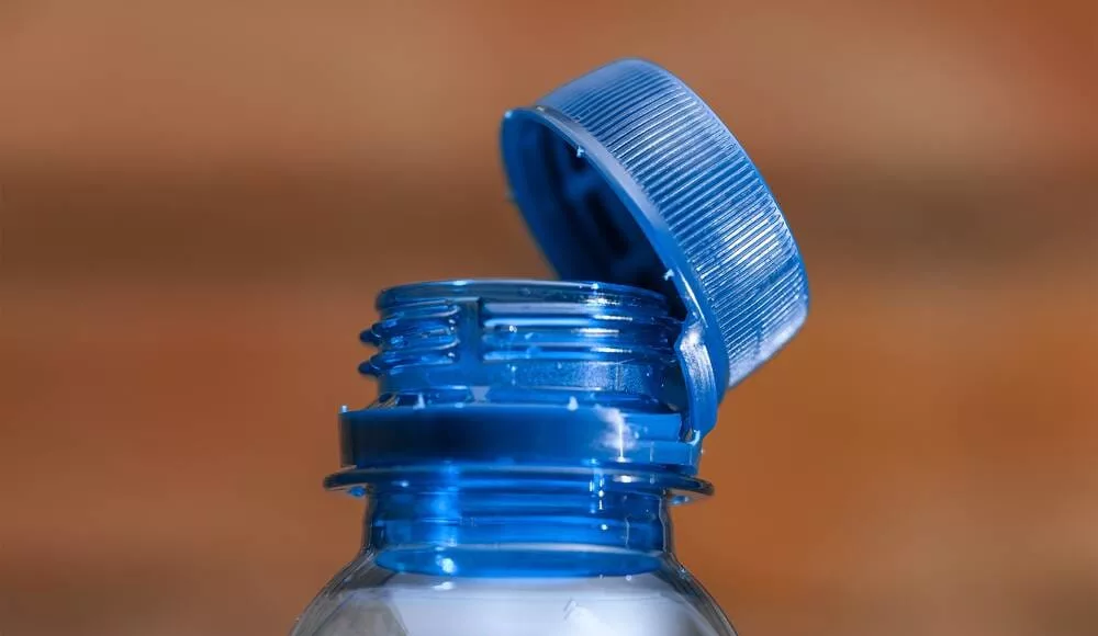 A partir de 2026, le Gabon interdira progressivement les bouteilles en plastique dépourvues de bouchons solidaires, dans le cadre de sa lutte contre la pollution plastique et pour encourager le recyclage.