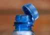 A partir de 2026, le Gabon interdira progressivement les bouteilles en plastique dépourvues de bouchons solidaires, dans le cadre de sa lutte contre la pollution plastique et pour encourager le recyclage.