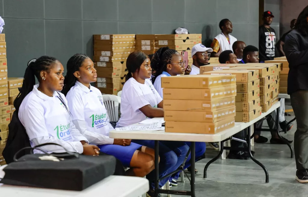 Chaque ordinateur symbolise un pas vers l’inclusion numérique des jeunes.