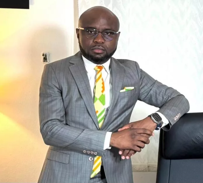 Harold Leckat passe sa première nuit à la prison centrale, une nouvelle qui suscite l'émoi au sein de la presse gabonaise.