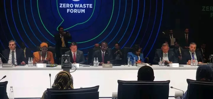 Gabon au forum Zéro déchet : agir localement et peser à l’international 1 Le Gabon réaffirme son engagement pour une planète sans déchets et plaide pour une coopération internationale renforcée.