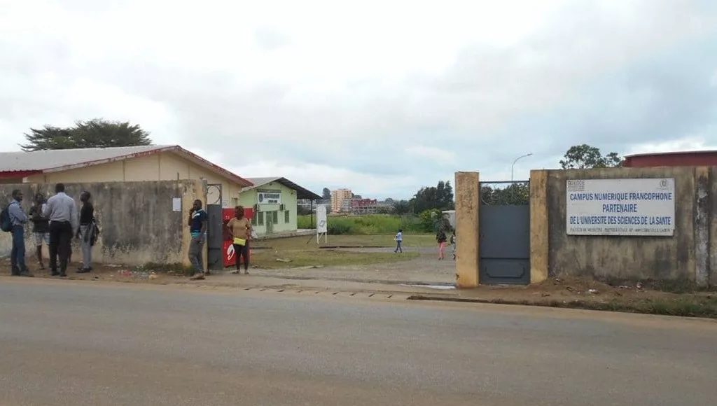 Voici la légende pour cette photo A l'USS, la décision de suspendre les cours en première année vise à garantir la sécurité des nouveaux étudiants face aux pratiques de bizutage.