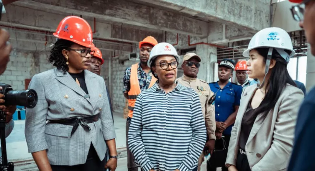 Malgré les défis, la présidente du Sénat reste confiante dans le respect des délais.