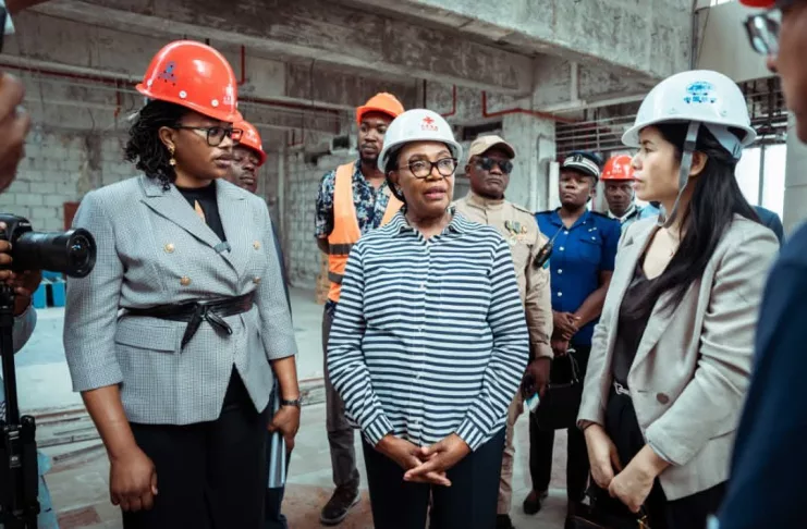 Malgré les défis, la présidente du Sénat reste confiante dans le respect des délais.