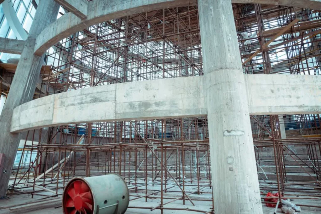 Réhabilitation du palais Omar Bongo : Paulette Missambo satisfaite de l’avancée des travaux 1 Les travaux de réhabilitation du siège du Sénat avancent.