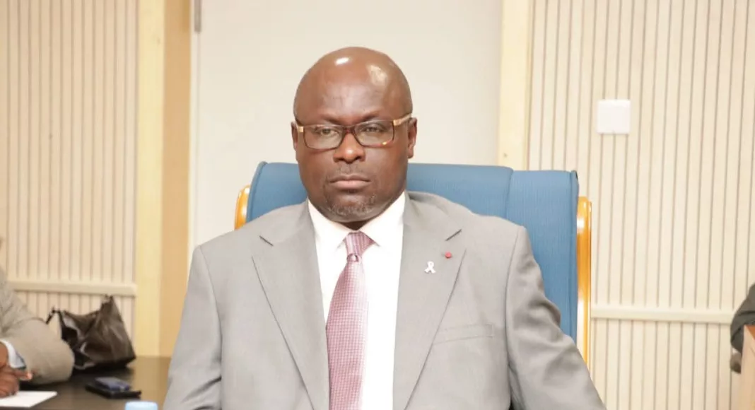 Le ministre des Affaires étrangères, Michel Régis Onanga Ndiaye, présentant le budget 2026 devant la Commission des Finances.