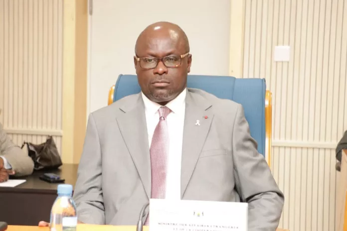 Le ministre des Affaires étrangères, Michel Régis Onanga Ndiaye, présentant le budget 2026 devant la Commission des Finances.