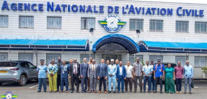 Photo de groupe suite à l'atelier de validation des procédures de vol des aérodromes intérieurs, ANAC Gabon, octobre 2025.