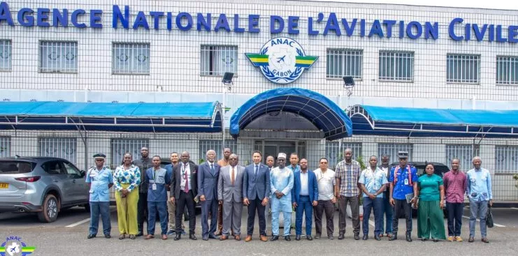 WhatsApp Image 2025-10-22 at 09.29.02 Photo de groupe suite à l'atelier de validation des procédures de vol des aérodromes intérieurs, ANAC Gabon, octobre 2025.