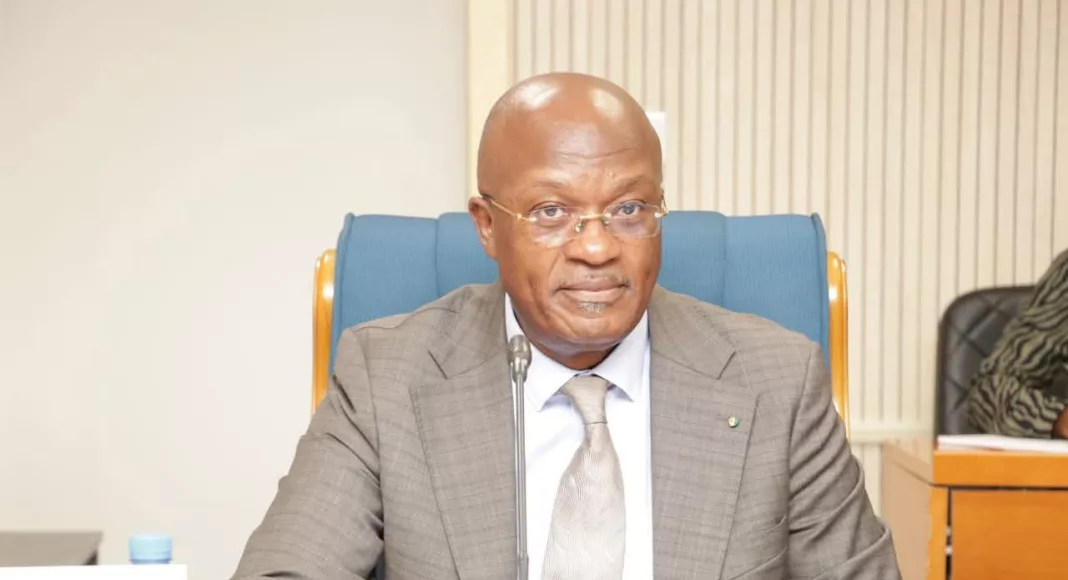 Paul Marie Gondjout présentant devant la Commission des finances de l’Assemblée nationale de laTransition le projet de budget 2026 de son département.