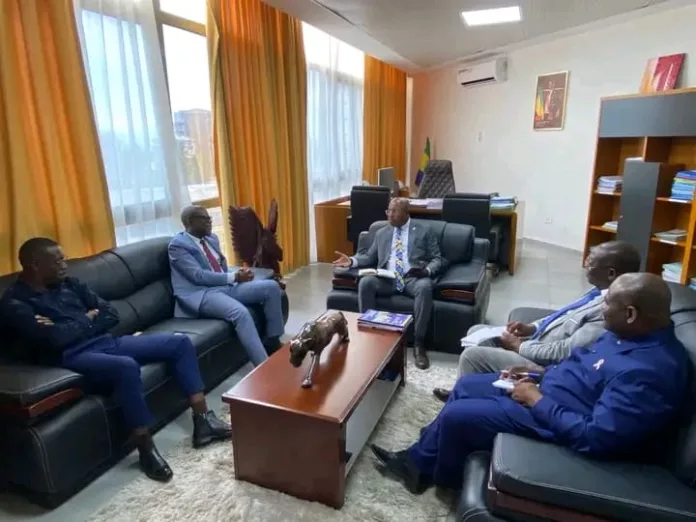 Le ministre Patrick Barbera Isaac recevant la délégation de Vivo energy Gabon lors de l’audience consacrée au suivi de la gabonisation des emplois.