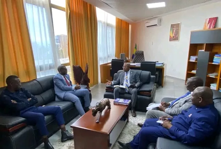 Le ministre Patrick Barbera Isaac recevant la délégation de Vivo energy Gabon lors de l’audience consacrée au suivi de la gabonisation des emplois.