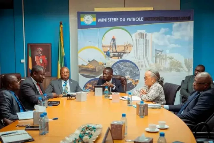 WhatsApp Image 2025-10-23 at 12.44.51 Le ministre du Pétrole et du Gaz, Sosthène Nguema Nguema, et le ministre du Travail, Patrick Barbera Isaac, lors de la réunion avec les responsables de l’ONEP et de l’UPEGA pour faire le point sur la précarité dans le secteur pétrolier.