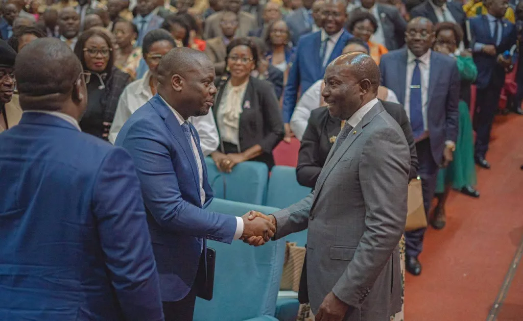 Redressement des finances publiques : Oyima déclare la guerre à la compromission 1 Henri-Claude Oyima salue chaleureusement un collaborateur après son discours, symbolisant son appel à l'unité et à l'esprit d'équipe