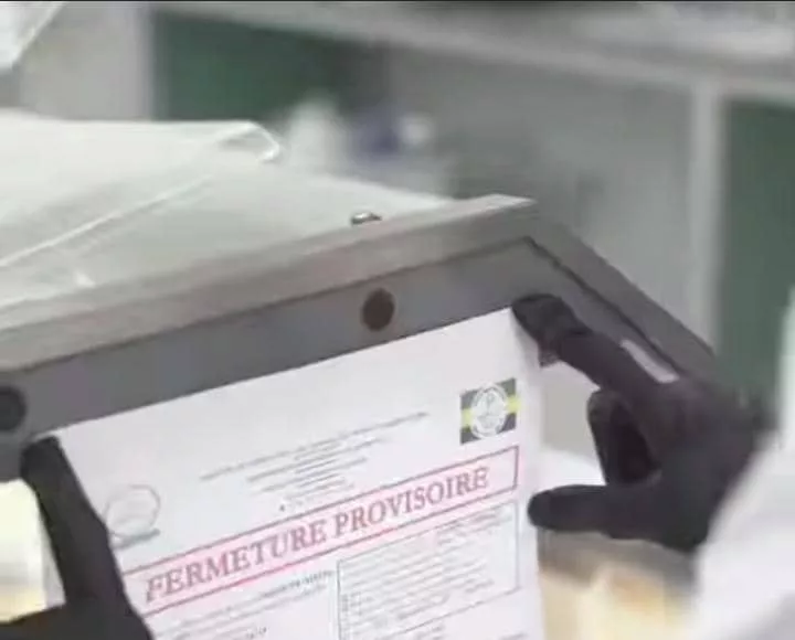 Saisie de produits périmés dans un supermarché à la suite d’une inspection inopinée.