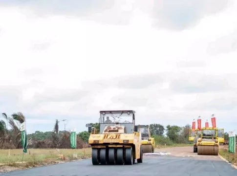 Sur le chantier Forasol-Mbega, les travaux avancent pour une route qui facilitera les déplacements et stimulera l’économie locale.