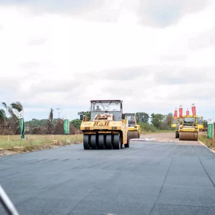 Sur le chantier Forasol-Mbega, les travaux avancent pour une route qui facilitera les déplacements et stimulera l’économie locale.