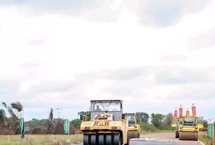 WhatsApp Image 2025-10-28 at 13.45.45 Sur le chantier Forasol-Mbega, les travaux avancent pour une route qui facilitera les déplacements et stimulera l’économie locale.