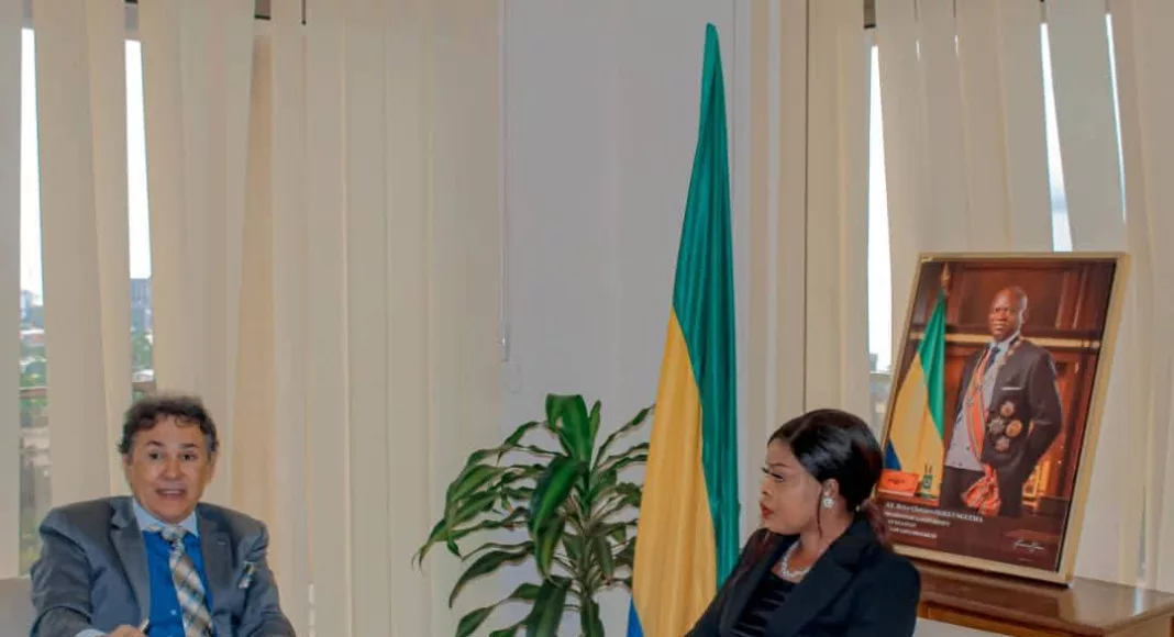 Le ministère de l’Entrepreneuriat a échangé avec l’ambassade du Brésil à Libreville afin de renforcer la coopération technique et développer des projets communs dans les filières cosmétique, bois et agro-transformation.