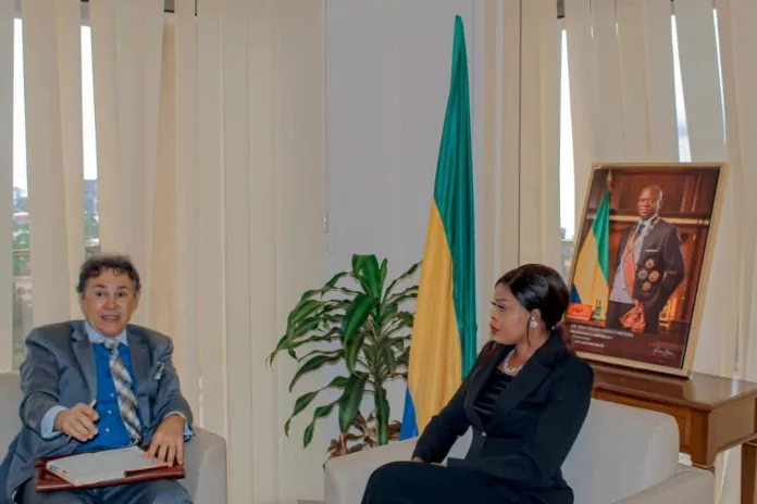 Le ministère de l’Entrepreneuriat a échangé avec l’ambassade du Brésil à Libreville afin de renforcer la coopération technique et développer des projets communs dans les filières cosmétique, bois et agro-transformation.