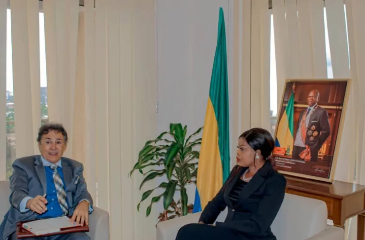 Le ministère de l’Entrepreneuriat a échangé avec l’ambassade du Brésil à Libreville afin de renforcer la coopération technique et développer des projets communs dans les filières cosmétique, bois et agro-transformation.