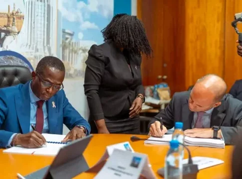 Le ministre du Pétrole et du Gaz, Sosthène Nguema Nguema, et Simon Barry, directeur général de Pelgrim Exploration, officialisent la collaboration pour l’exploitation des blocs NDJILA et MPARI.