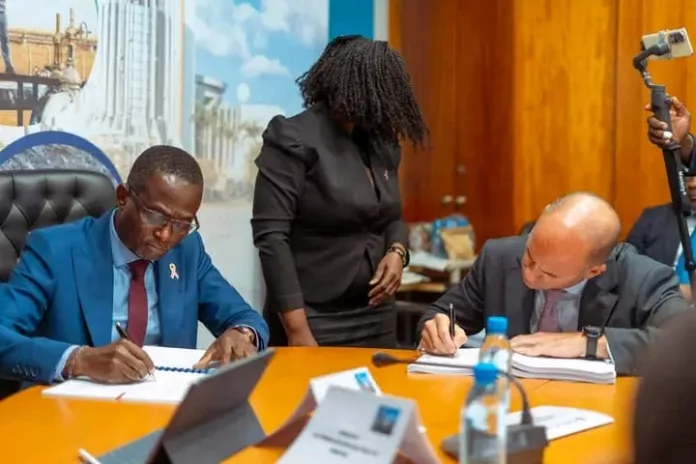 Le ministre du Pétrole et du Gaz, Sosthène Nguema Nguema, et Simon Barry, directeur général de Pelgrim Exploration, officialisent la collaboration pour l’exploitation des blocs NDJILA et MPARI.