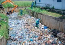 Les équipes de Clean Africa œuvrent pour assainir le canal, améliorer l’écoulement des eaux et réduire les risques d’inondation à Libreville.