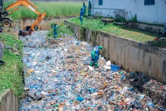 Les équipes de Clean Africa œuvrent pour assainir le canal, améliorer l’écoulement des eaux et réduire les risques d’inondation à Libreville.