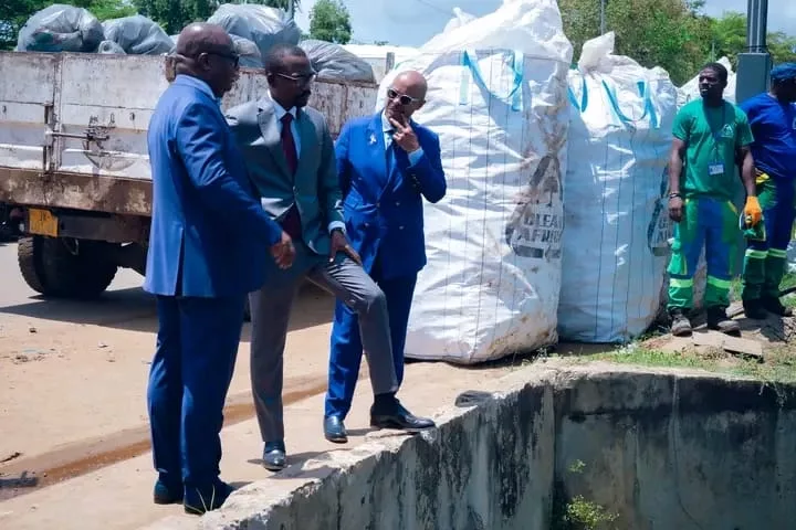 Canal de la vallée Sainte-Marie, cœur des efforts d’assainissement face à l’insalubrité 1 Le ministre de l’Environnement, Mays Mouissi, constate les travaux de curage du canal de la vallée Sainte-Marie.