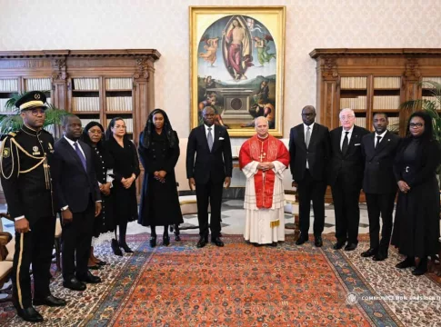 Une rencontre de foi et de lumière entre le Président Oligui Nguema et le Pape Léon XIV.