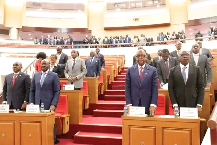 Gabon : Le budget 2026, socle du redressement, adopté avec une majorité écrasante 1 Les députés de la Transition ont adopté à la majorité le Projet de loi de finances 2026, premier budget de la Ve République, lors de la séance plénière du 28 octobre 2025.