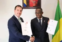 Sosthène Nguema Nguema, ministre du Pétrole et du Gaz, signe avec British Petroleum un accord emblématique signe d'une attractivité croissante du secteur pétrolier gabonais.