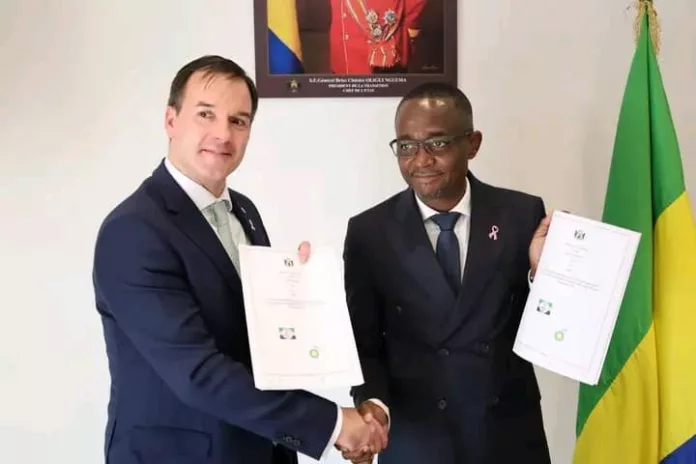 Sosthène Nguema Nguema, ministre du Pétrole et du Gaz, signe avec British Petroleum un accord emblématique signe d'une attractivité croissante du secteur pétrolier gabonais.