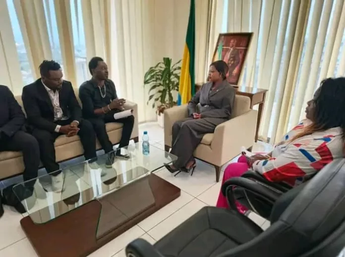 La Ministre Gninga Chaning Zenaba, à l’écoute des responsables de Lueur Services, en vue d’un accompagnement institutionnel.