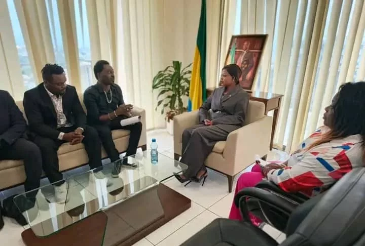 La Ministre Gninga Chaning Zenaba, à l’écoute des responsables de Lueur Services, en vue d’un accompagnement institutionnel.