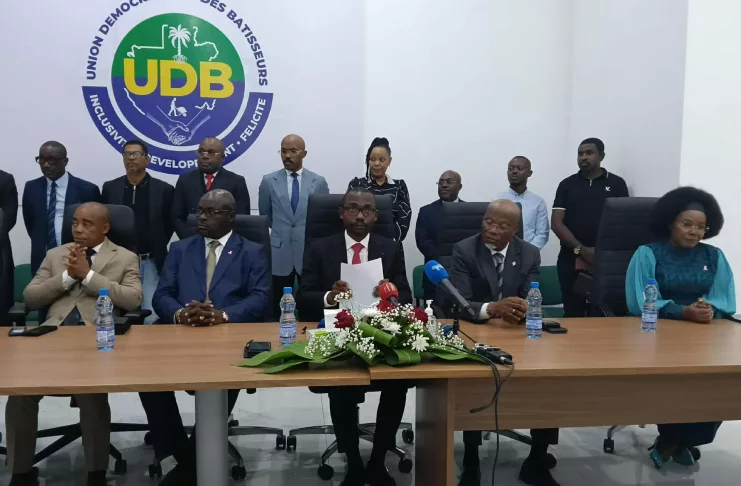 acf7a592-918f-4ef0-b1c6-00e54d7cdcba Mays Mouissi, quelques membres du directoire du parti et les députés élus au second tour des législatives lors du point de presse.