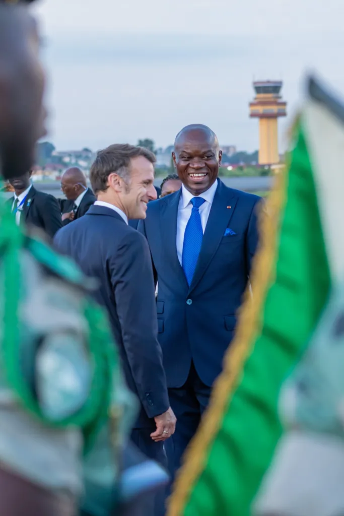 Emmanuel Macron au Gabon : un accueil triomphal pour un partenariat à réinventer 3 Emmanuel Macron accueilli à Libreville