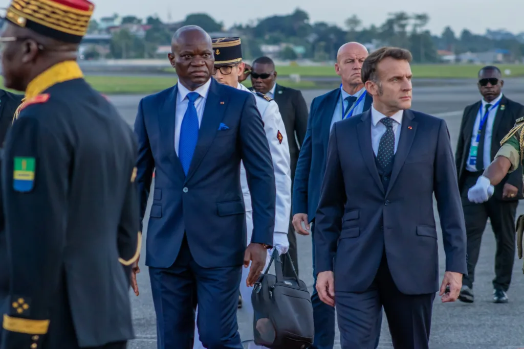 Emmanuel Macron au Gabon : un accueil triomphal pour un partenariat à réinventer 1 Emmanuel Macron à Libreville