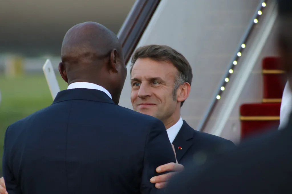 Emmanuel Macron au Gabon : un accueil triomphal pour un partenariat à réinventer 2 Emmanuel Macron