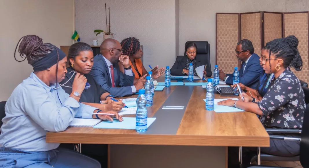 Nina Abouna et ses collaborateurs lors de séance de travail.