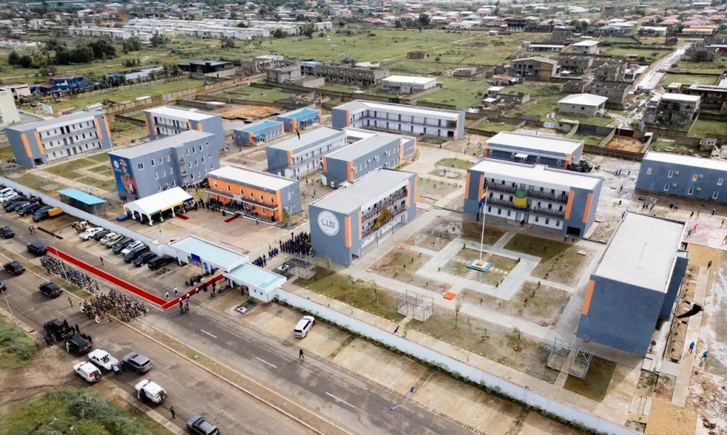 Une vue aérienne du nouveau lycée militaire d'Akanda. 