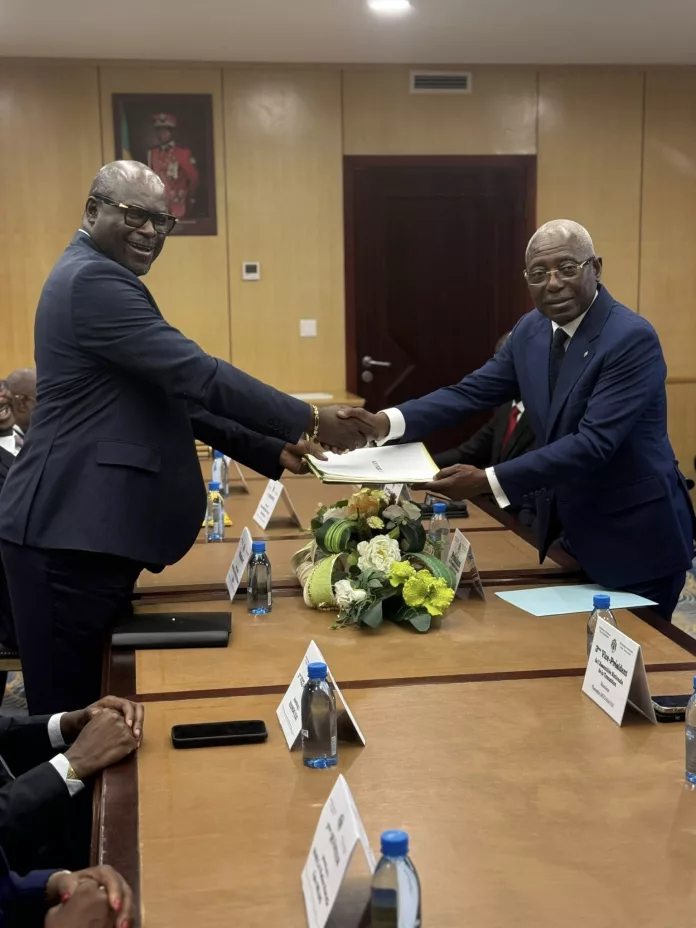 La transmission des dossiers entre Michel Régis Onanga Ndiaye et Jean-François Ndongou.