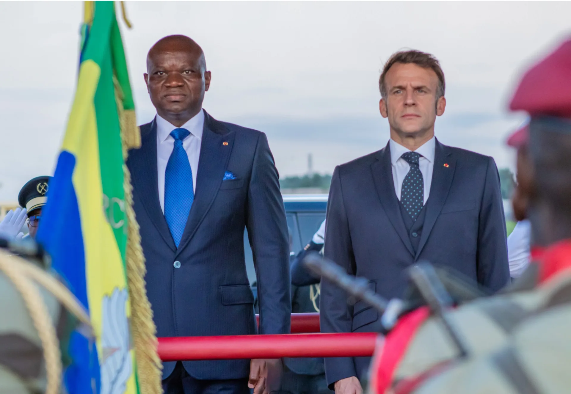 Emmanuel Macron au Gabon : un accueil triomphal pour un partenariat à réinventer