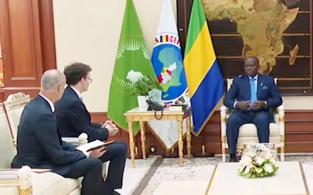 Le président Oligui Nguema et les membres d'Aggreko Gabon lors de leur rencontre.