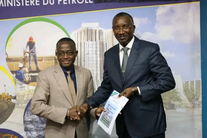 Le ministre du Pétrole Sosthène Nguema Nguema et la GOC signent le contrat de relance des champs Konzi et Ayol, symboles du patrimoine pétrolier gabonais.