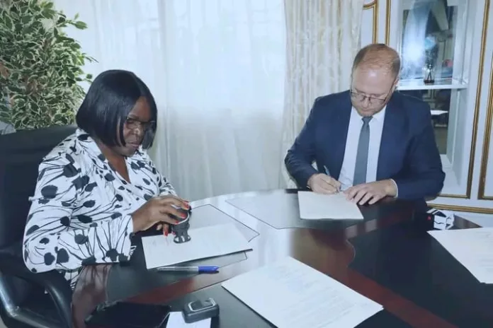 La ministre Odette Polo épouse Pandzou et le directeur général de Groupo Graine International, Djamel Graïne, lors de la signature du protocole d’accord à Libreville.