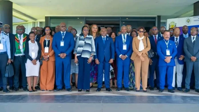 Photo de famille des délégations participant à la première réunion de l’Aaspg, organisée à Libreville.