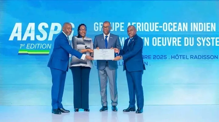 Aviation : Le Gabon au cœur de la nouvelle stratégie Afrique – Océan Indien 1 Remise du certificat de reconnaissance du président du conseil de l’Oaci au gouvernement gabonais pour ses avancées en matière de sûreté de l’aviation civile.