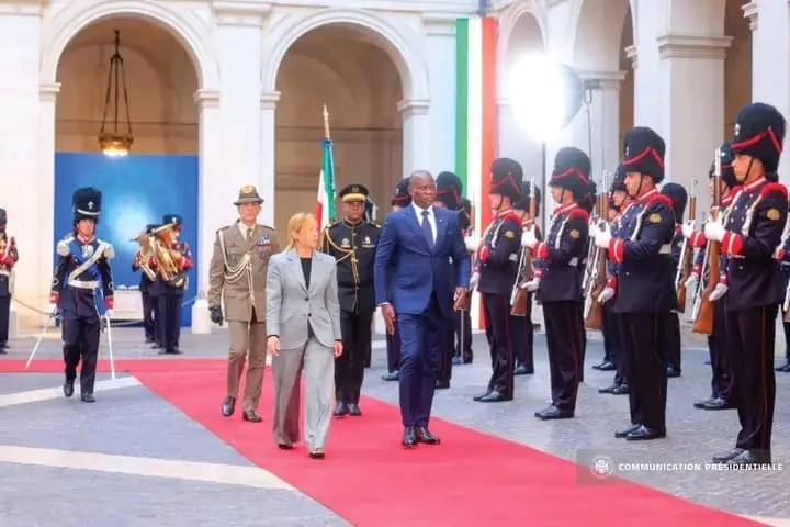 Gabon–Italie : les clés de la relance économique entre Oligui Nguéma et Giorgia Meloni 1 Le Président de la République, Brice Clotaire Oligui Nguema, marchant aux côtés de la présidente du conseil des ministres italien, Giorgia Meloni, symbole d’un partenariat fondé sur la confiance et la coopération mutuelle.